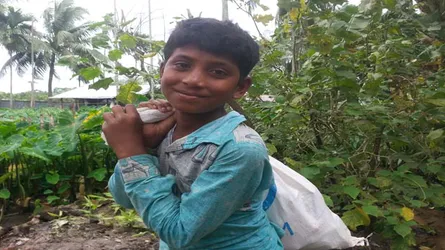 মগরা কেটে ফেলেছে বাবাকে : ছোট্ট আনাসের বড় দায়িত্ব