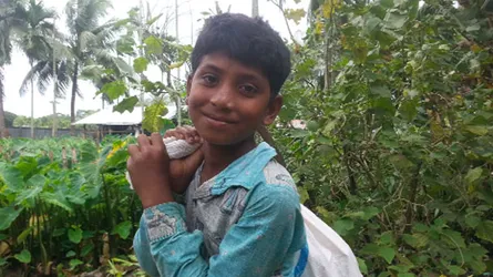 রোহিঙ্গা শিশু আনাসের কাঁধে ছয় সদস্যের পরিবার