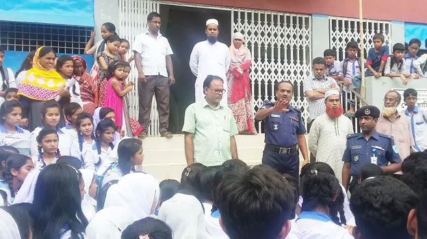 প্রধান শিক্ষকের বহিষ্কারাদেশ প্রত্যাহারের দাবিতে রাস্তায় শিক্ষার্থীরা