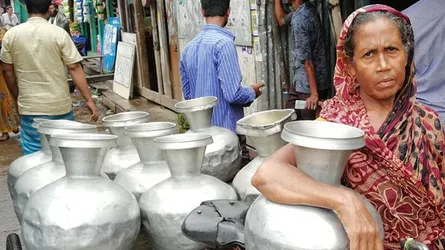 সূর্যভানু বেগমের পানিই জীবিকা নির্বাহের একমাত্র মাধ্যম