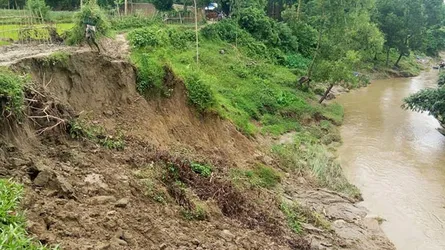 মিরসরাইয়ে হিঙ্গুলী খাল গিলে খাচ্ছে সড়ক