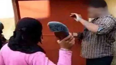 ছাত্রকে ক্লাসেই জুতা পেটা করল শিক্ষক