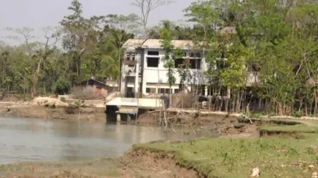 ঝালকাঠিতে বিষখালীর ভাঙ্গনে সাইক্লোন শেল্টার বিলীনের পথে