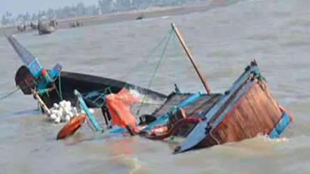 বঙ্গোপসাগরে ডুবে যাওয়া ১৬ জেলে উদ্ধার, ট্রলারসহ নিখোঁজ ১