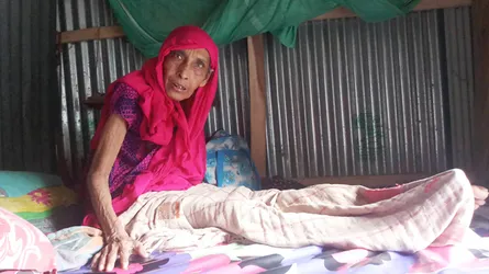 অযত্ন-অবহেলায় স্বামীর ভিটায় পড়ে আছেন সেই বৃদ্ধ মা