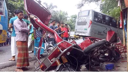 রংপুরে বাস চাপায় ইজিবাইকের ৩ যাত্রী নিহত