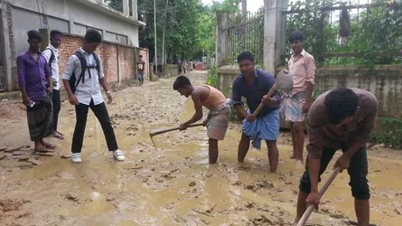 ২৭ টাকা খরচ করে নিজেরাই মেরামত করল সড়ক