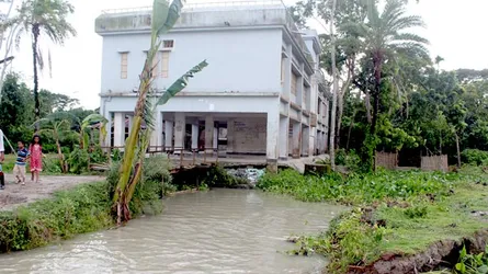 সন্ধ্যা নদীর ভাঙ্গনে ২ শতাধিক ঘর-বাড়ি বিলীন