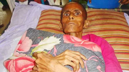 হাসপাতালের সিলিং ফ্যানের দিকে তাকিয়ে শুধু মৃত্যুর অপেক্ষা করাই যেন তার কাজ