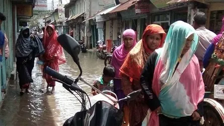 বরগুনা শহরে জলাবদ্ধতা, দুর্ভোগে পৌরবাসী