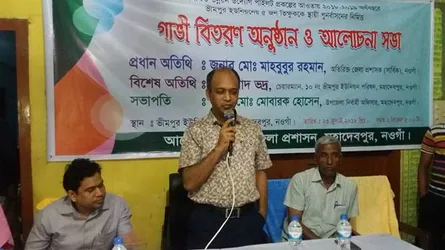নওগাঁয় ভিক্ষুকদের মাঝে গাভী ও বাছুর বিতরন