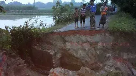 চৌগাছায় কালভার্ট ধসে কপোতাক্ষের দু’পাড়ের মানুষ যোগাযোগ বিচ্ছিন্ন