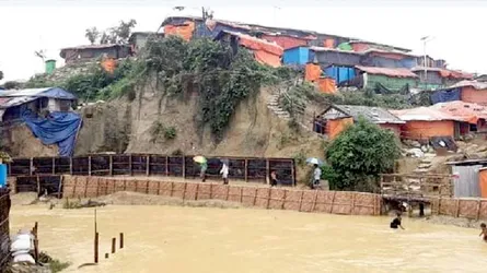 পাহাড়ধস ও বৃষ্টিতে আশ্রয়হীন ৬ শতাধিক রোহিঙ্গা পরিবার