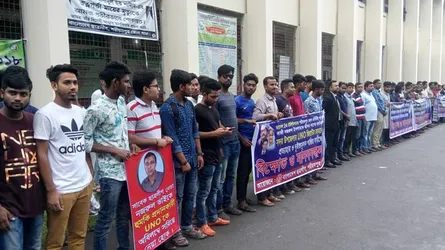 শরীয়তপুরে সাংবাদিককে হুমকি দেওয়ায় বিক্ষোভ