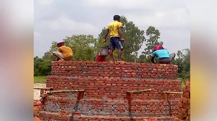 নবাবগঞ্জে অবৈধভাবে ইটভাটা স্থাপন চলছে