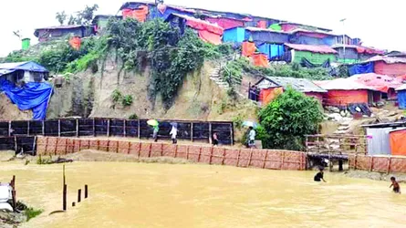 পাহাড়ধস ও বৃষ্টিতে আশ্রয়হীন শত শত রোহিঙ্গা পরিবার