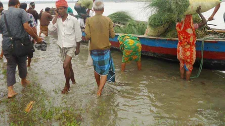 কাজিপুরে যমুনা নদীর পানি বেড়ে নৌঘাটে যাত্রীদের দুর্ভোগ