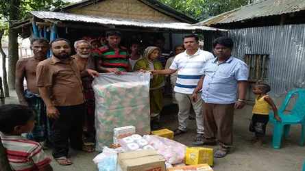 পীরগাছার আতর ব্যবসায়ীকে আরো পাঁচ হাজার টাকার মালামাল প্রদান