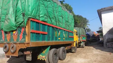 আশুগঞ্জে  ৪শ বস্তা বিদেশি সারসহ ট্রাক জব্দ