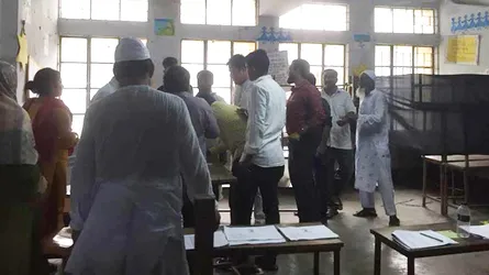 বরিশালে সব কেন্দ্র দখল করে নৌকায় সিল