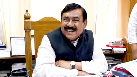 আবার হাসলেন মন্ত্রী, বললেন পদত্যাগ সমাধান নয়