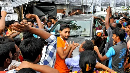 পোলিং এজেন্টকে মারধর, অবরুদ্ধ ভোটকেন্দ্র, সাংবাদিক লাঞ্ছিত, কেন্দ্রে প্রবেশে নিষেধাজ্ঞা