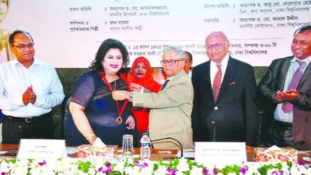 ‘ফিরোজা বেগম স্বর্ণপদক’ পেলেন শিল্পী রুনা লায়লা