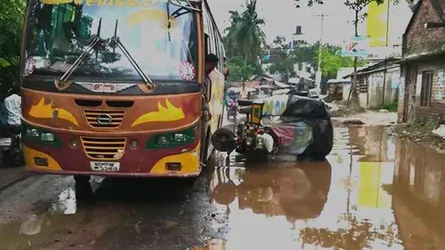 চৌগাছা-যশোর সড়কে জলাবদ্ধতায় দুর্ভোগ