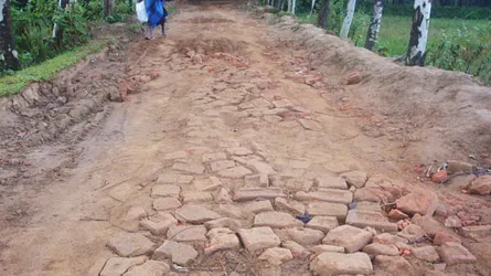 ‘এই ইটের কোন নাম্বারই নাই, রাস্তাটা করতে না করতেই ভাইঙ্গা যাইতাছে’