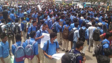 বাস চাপায় দুই শিক্ষার্থীর মৃত্যু : তৃতীয় দিনের মতো রাস্তায় বিক্ষোভ