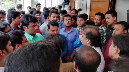 নিজেদেরকে কর্তৃপক্ষ ভাববেন না : ছাত্রলীগকে ঢা‌বি প্রক্টর