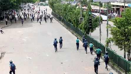 শিক্ষার্থীরা সরে যাওয়ার পর পরিবহন শূন্যতায় যাত্রীরা