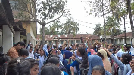 কিশোরগঞ্জে শিক্ষক লাঞ্চিতের ঘটনায় শিক্ষার্থীদের বিক্ষোভ