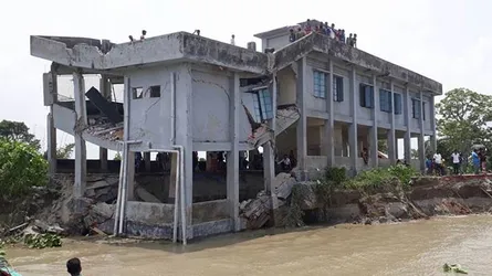 পদ্মা নদীতে ভয়াবহ ভাঙ্গনে দুটি বিদ্যালয় নদী গর্ভে