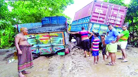 আগৈলঝাড়ার সাথে ঢাকা-বরিশাল গোপালগঞ্জ সড়ক যোগাযোগ বন্ধ