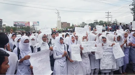 গাজীপুর ও সাভারে শিক্ষার্থীদের মহাসড়ক অবরোধ