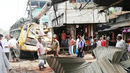 বিদ্যুতের খুটি ভেঙ্গে দোকানের ভেতরে ট্রাক