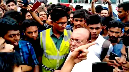 নিয়ম ভাঙ্গায় তোফায়েলের গাড়ি ঘুরিয়ে দিল শিক্ষার্থীরা