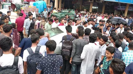নারায়ণগঞ্জে অবরোধকারী শিক্ষার্থীদের মারধোর করেছে পরিবহন শ্রমিকরা