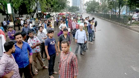 রাজধানীতে গণপরিবহন নেই, দুর্ভোগে যাত্রীরা