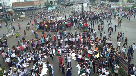 বিভিন্ন স্থানে রাস্তা অবরোধ করেছে শিক্ষার্থীরা