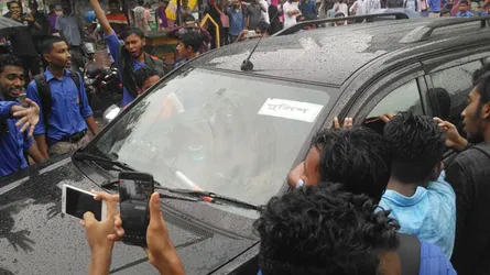 ফার্মগেটে পুলিশের গাড়ি আটকে দিল শিক্ষার্থীরা