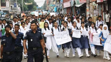 ঠাকুরগাঁওয়ে শিক্ষার্থীদের সড়ক অবরোধ