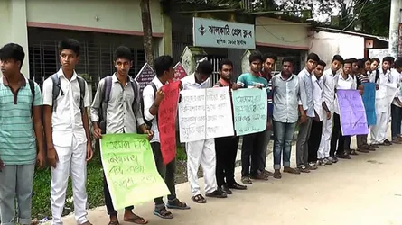 ঝালকাঠিতে স্কুল-কলেজের শিক্ষার্থীদের বিক্ষোভ ও মানববন্ধন