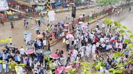 নিরাপদ সড়কের দাবিতে ছাত্র বিক্ষোভে অচল ঢাকা