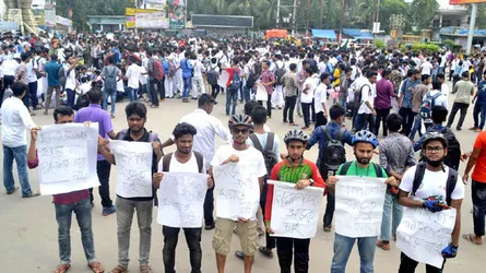 আন্দোলনে উত্তাল খুলনা: কারের ধাক্কায়৭ শিক্ষার্থী আহত