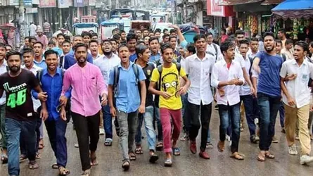 নিরাপদ সড়কের দাবিতে জামালপুরে শিক্ষার্থীদের মিছিল