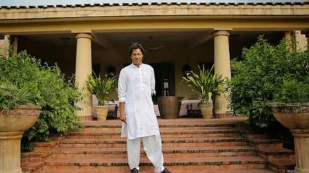 ইমরান খানের বাসভবন নিয়ে ঝামেলায় পুলিশ