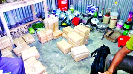 দৌলতপুরে বাসা থেকে প্রশ্নপত্র বিতরণ