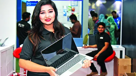 রাজধানীতে চলছে ল্যাপটপ মেলা